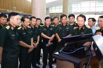 Đại biểu tham quan một số mô hình ứng dụng công nghệ thông tin tại Bệnh viện Quân y 175.