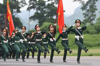 Khối Nữ Quân y tham gia hợp luyện.