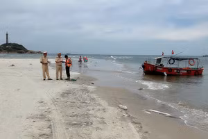 Cảnh sát giao thông kiểm tra giấy tờ các phương tiện chở du khách qua ngọn Hải đăng Kê Gà. (Ảnh: LINH TRẦN)
