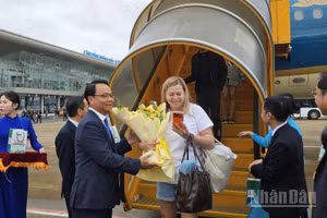 Lãnh đạo tỉnh Lâm Đồng tặng hoa cho du khách. (Ảnh: MAI VĂN BẢO)