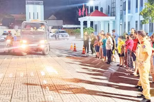 Cán bộ Cảnh sát giao thông phân tích nguyên nhân dẫn đến tai nạn giao thông cho người dân xã Núi Thành.