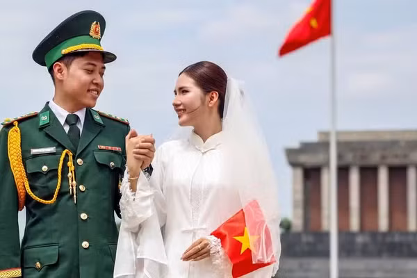 Đôi bạn trẻ chụp ảnh cưới bên Lăng Bác.