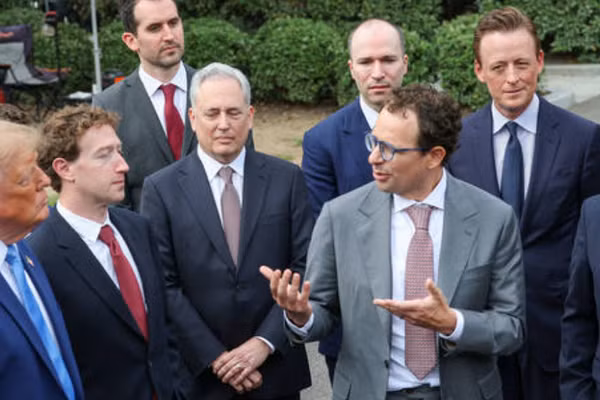 Tổng thống D.Trump và các giám đốc điều hành các công ty công nghệ lớn của Mỹ trong cuộc gặp hôm 29/9. Ảnh | Getty Images