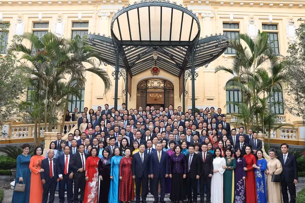Tổng Bí thư, Chủ tịch nước Tô Lâm cùng các đồng chí lãnh đạo Đảng, Nhà nước và đại diện các doanh nghiệp tiêu biểu tại buổi gặp mặt. Ảnh: TTXVN. 