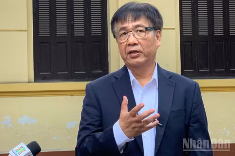 Giáo sư, Tiến sĩ Nguyễn Trọng Hoài trao đổi với phóng viên báo chí bên lề Hội thảo khoa học quốc gia “Đổi mới mô hình phát triển của Việt Nam đáp ứng yêu cầu phát triển” sáng 20/8, tại Hà Nội.