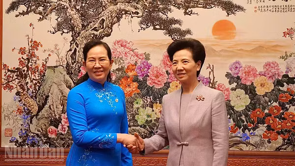 Chủ tịch Hội Liên hiệp Phụ nữ Việt Nam Lê Thị Thủy chào xã giao Chủ tịch Hội Liên hiệp Phụ nữ Toàn quốc Trung Hoa Thầm Di Cầm. (Ảnh: VI SA)