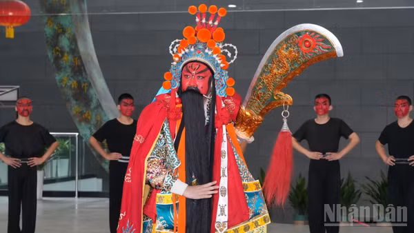Tạo hình Quan Công qua sự thể hiện của nghệ sĩ Vũ Lăng Vân, nghệ sĩ Tấn kịch được mệnh danh là “Quan Công sống”. (Ảnh: VI SA)