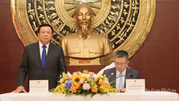 Đồng chí Nguyễn Xuân Thắng gặp gỡ cán bộ, nhân viên Đại sứ quán Việt Nam tại Trung Quốc. (Ảnh: VI SA)