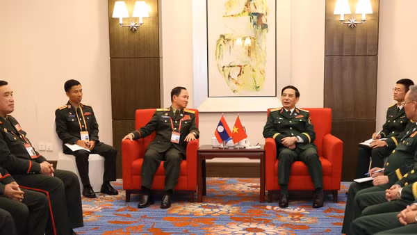 Đại tướng Phan Văn Giang gặp song phương Đại tướng Khamliang Outhakaysone. (Ảnh: Bộ Quốc phòng)