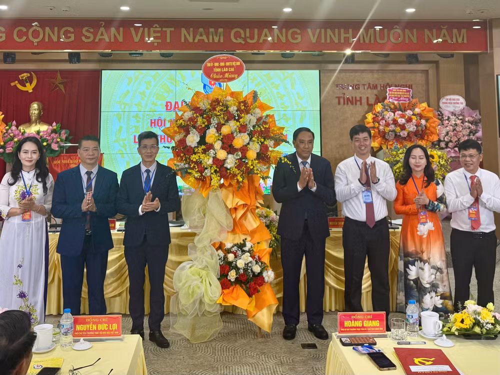 Lãnh đạo tỉnh Lào Cai tặng hoa chúc mừng Đại hội. (Ảnh: THANH SƠN)