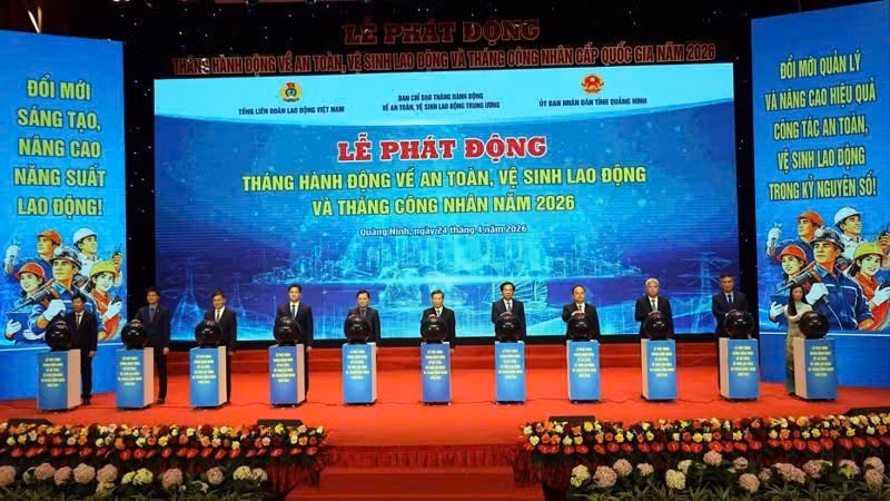 Các đại biểu ấn nút phát động Tháng hành động về an toàn, vệ sinh lao động và Tháng công nhân năm 2026.