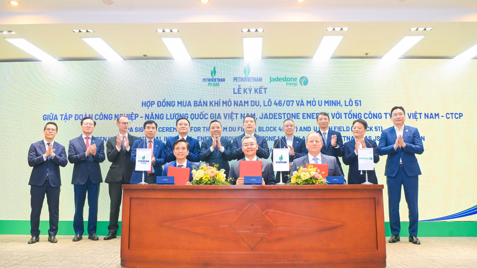 h2-pho-tong-giam-doc-petrovietnam-le-manh-cuong-tong-giam-doc-cong-ty-jadestone-energy-thomas-mitchell-little-pho-tong-giam-doc-pv-gas-huynh-quang-hai-ky-ket-hop-dong-mua-ban-khi-mo-nam-du-u-minh-1.jpg