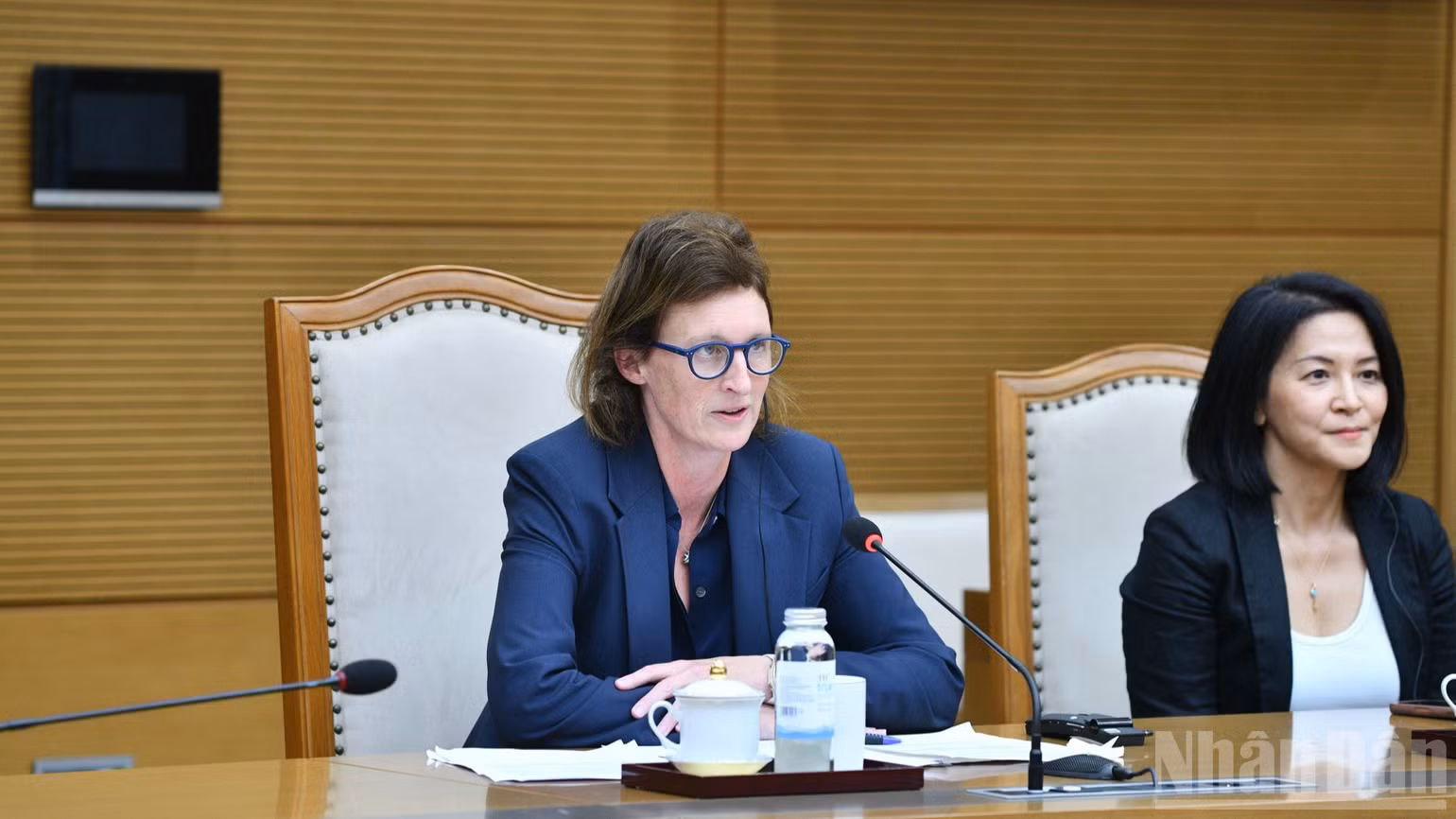 Bà Fiona Bassett, Tổng Giám đốc điều hành Tổ chức FTSE Russell phát biểu ý kiến tại buổi tiếp. (Ảnh: THANH GIANG)