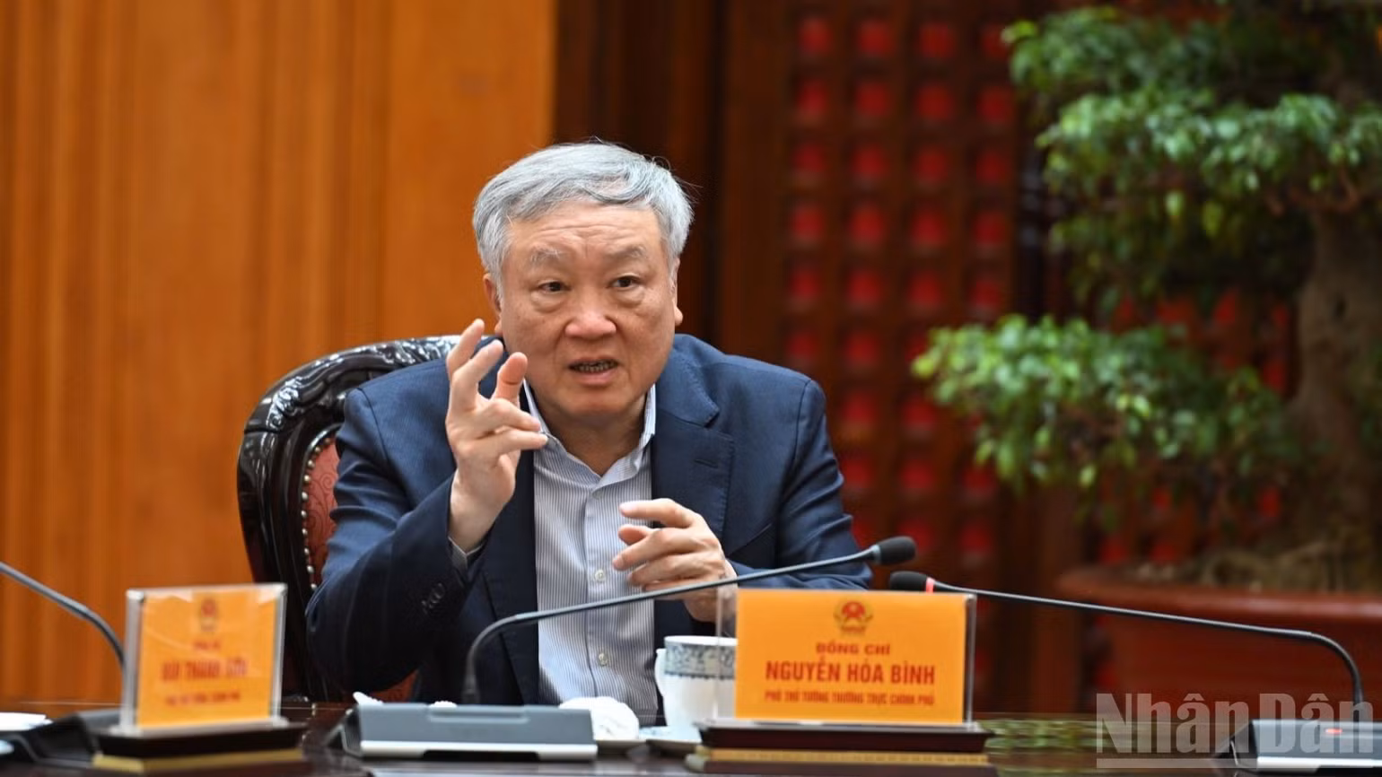 Phó Thủ tướng Thường trực Chính phủ Nguyễn Hoà Bình phát biểu ý kiến tại cuộc họp. (Ảnh: Trần Hải)