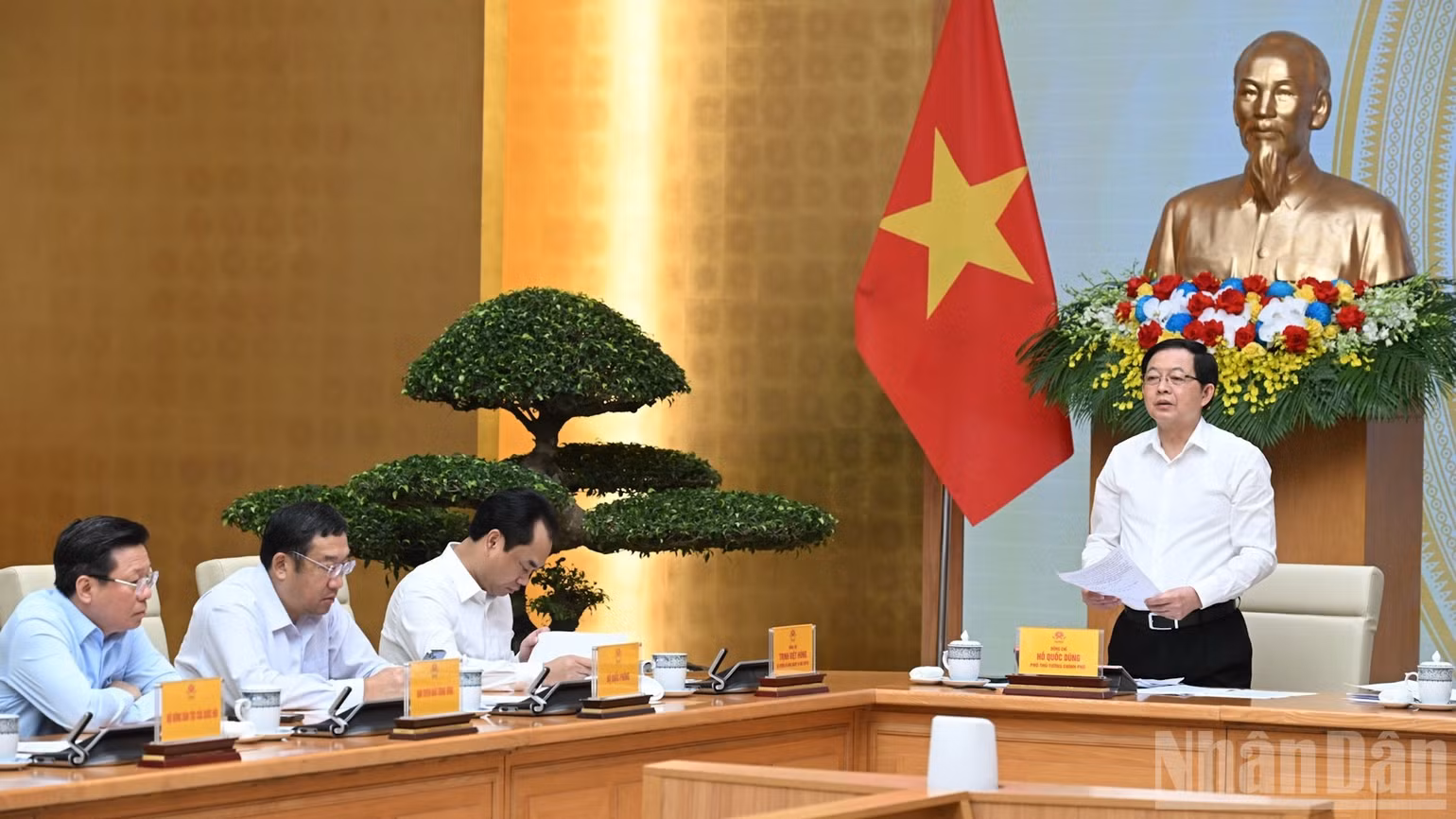 Phó Thủ tướng Hồ Quốc Dũng phát biểu ý kiến tại hội nghị. (Ảnh: TRẦN HẢI)