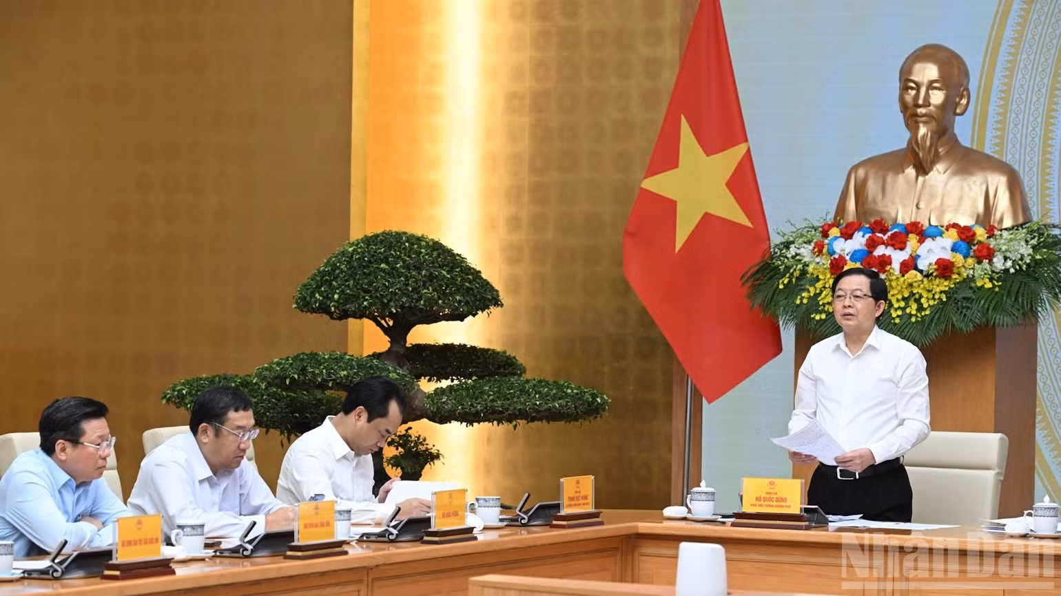 Phó Thủ tướng Hồ Quốc Dũng phát biểu ý kiến tại hội nghị. (Ảnh: TRẦN HẢI)