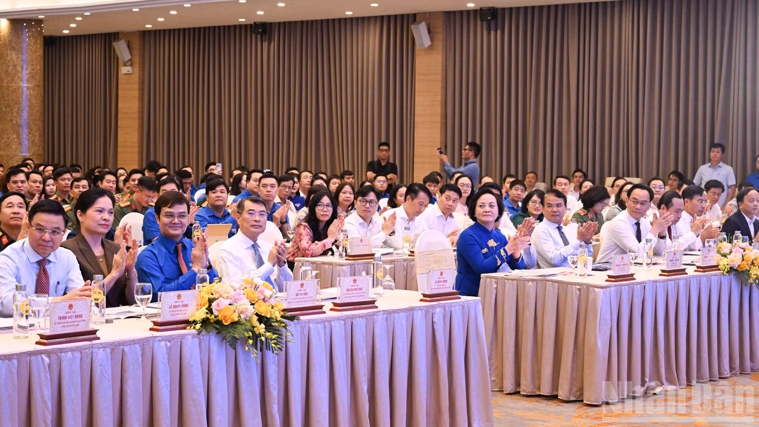 Thủ tướng Lê Minh Hưng, các đồng chí lãnh đạo, đại biểu tham dự Chương trình đối thoại. (Ảnh: TRẦN HẢI)