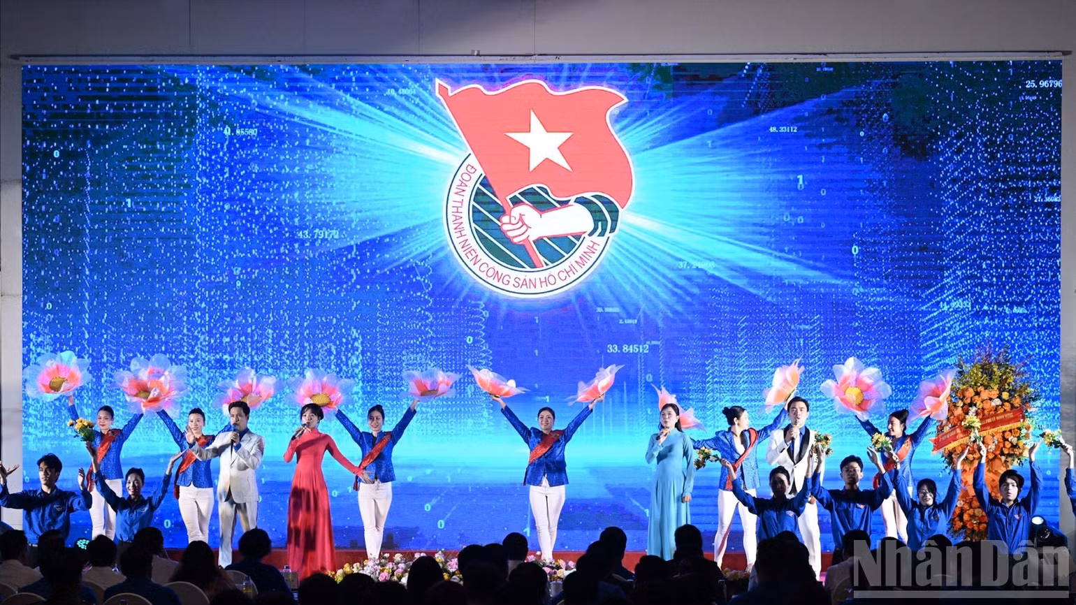 Một tiết mục văn nghệ đặc sắc được biểu diễn tại Chương trình. (Ảnh: TRẦN HẢI)