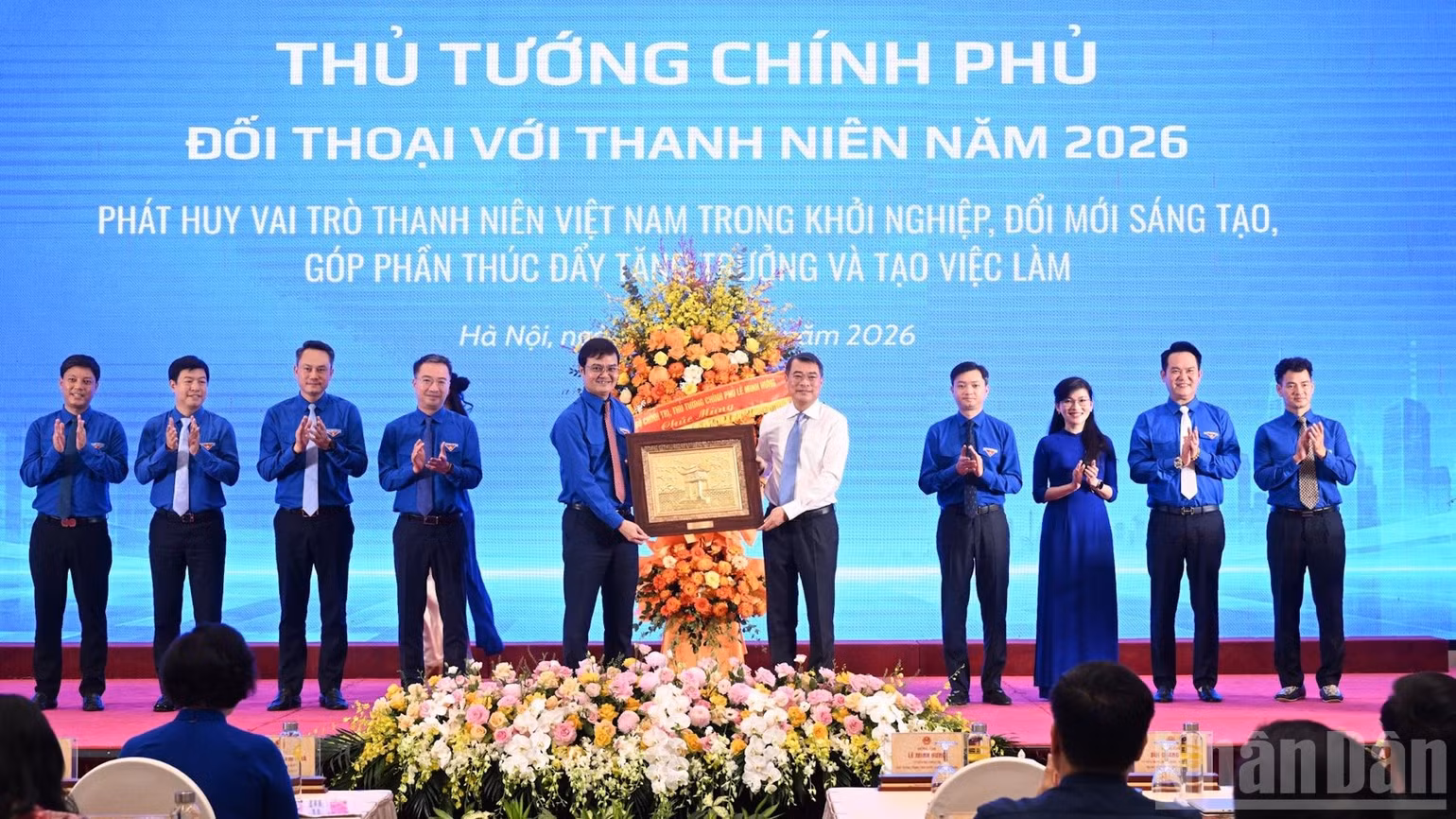 Thủ tướng Lê Minh Hưng tặng lẵng hoa tươi thắm và quà lưu niệm chúc mừng Ban Bí thư Trung ương Đoàn TNCS Hồ Chí Minh và Trung ương Hội Liên hiệp Thanh niên Việt Nam. (Ảnh: TRẦN HẢI)