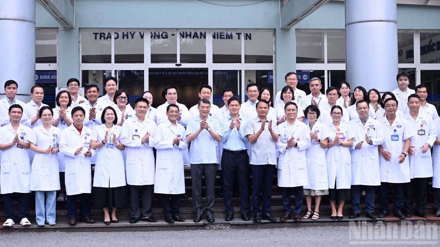 Thủ tướng Chính phủ Lê Minh Hưng với lãnh đạo, đội ngũ y bác sĩ Bệnh viện K. (Ảnh: TRẦN HẢI)