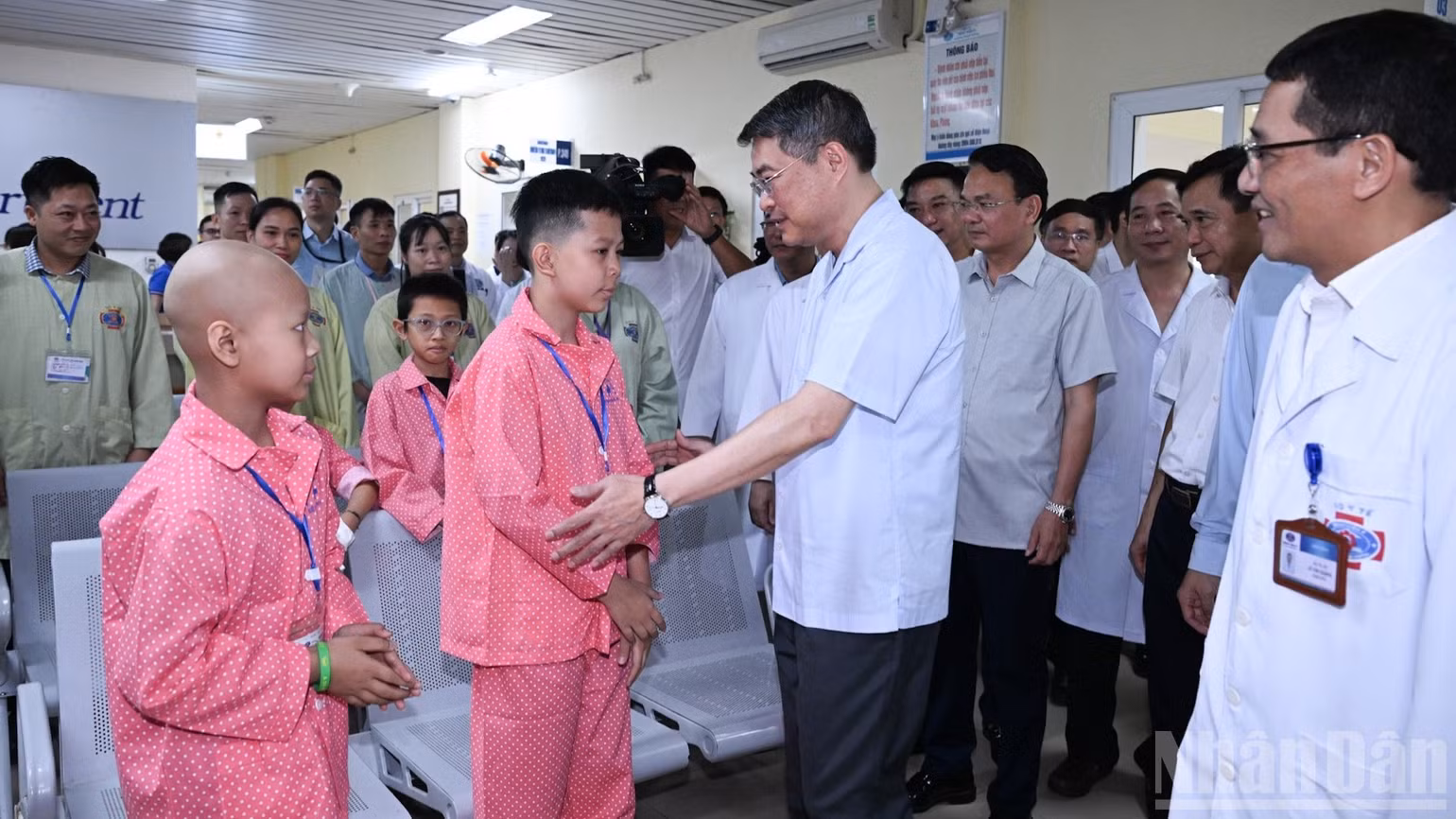 Thủ tướng Chính phủ Lê Minh Hưng ân cần thăm hỏi các bệnh nhi đang điều trị tại Khoa Nội nhi, Bệnh viện K. (Ảnh: TRẦN HẢI)
