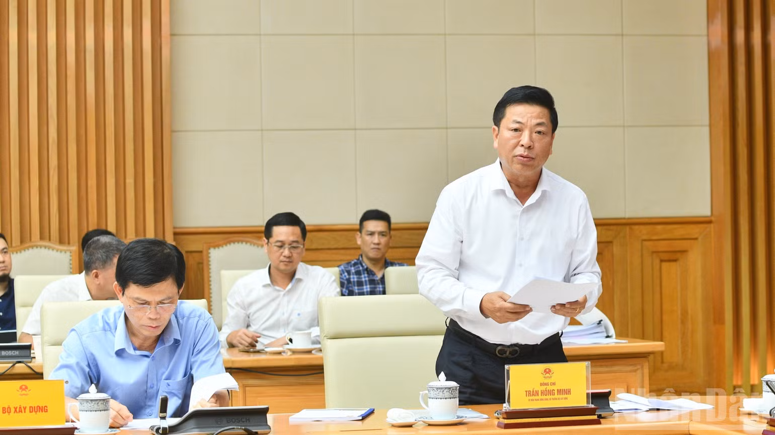 Bộ trưởng Xây dựng Trần Hồng Minh báo cáo tại hội nghị. (Ảnh: Thanh Giang)