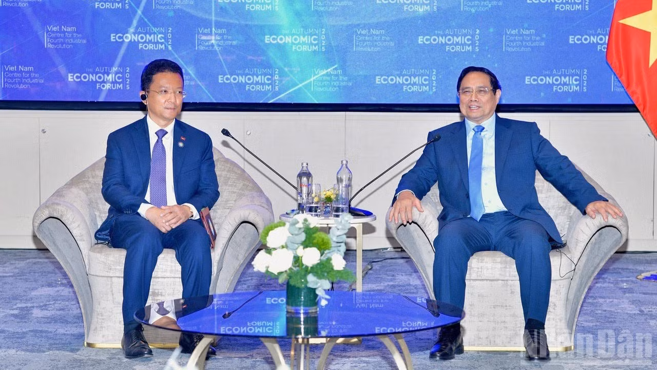 Thủ tướng Phạm Minh Chính tiếp Bộ trưởng Công nghiệp, Khoa học và Đổi mới công nghệ Campuchia. (Ảnh: THANH GIANG)