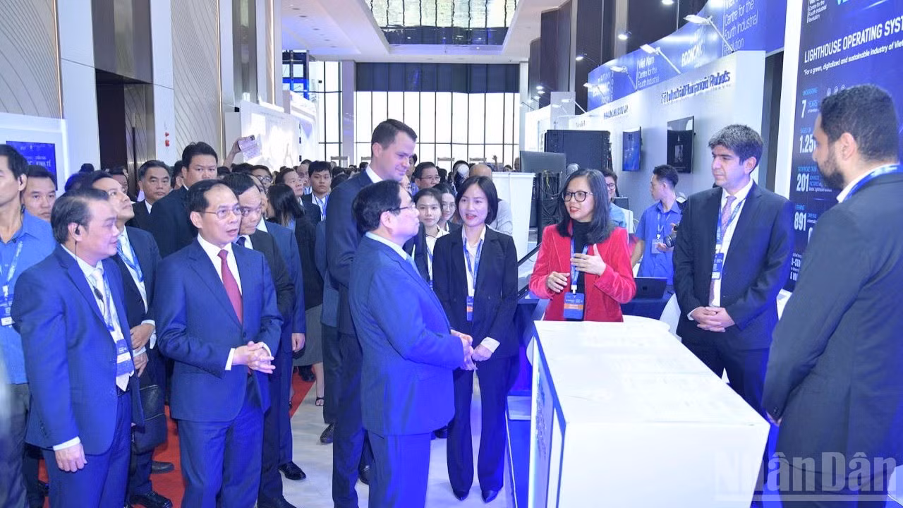 Thủ tướng Phạm Minh Chính tham quan một gian trưng bày công nghệ cao gắn với chuyển đổi xanh nhân Diễn đàn Kinh tế mùa thu năm 2025. (Ảnh: Thanh Giang)