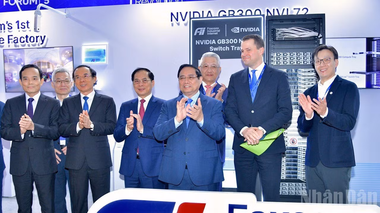 Thủ tướng Phạm Minh Chính cùng các đại biểu tham quan triển lãm về công nghệ cao gắn với chuyển đổi xanh nhân Diễn đàn Kinh tế mùa thu năm 2025. (Ảnh: Thanh Giang)