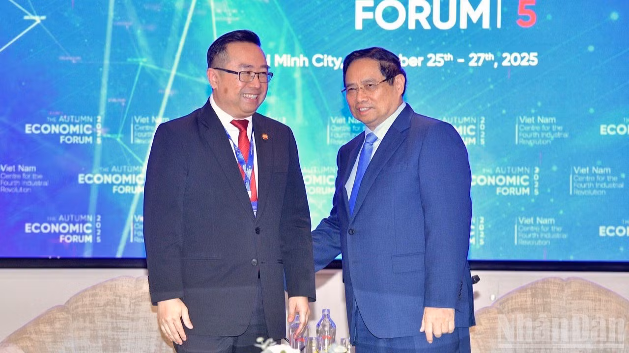 Thủ tướng Phạm Minh Chính và Bộ trưởng Khoa học, Công nghệ và Đổi mới Malaysia. (Ảnh: THANH GIANG)