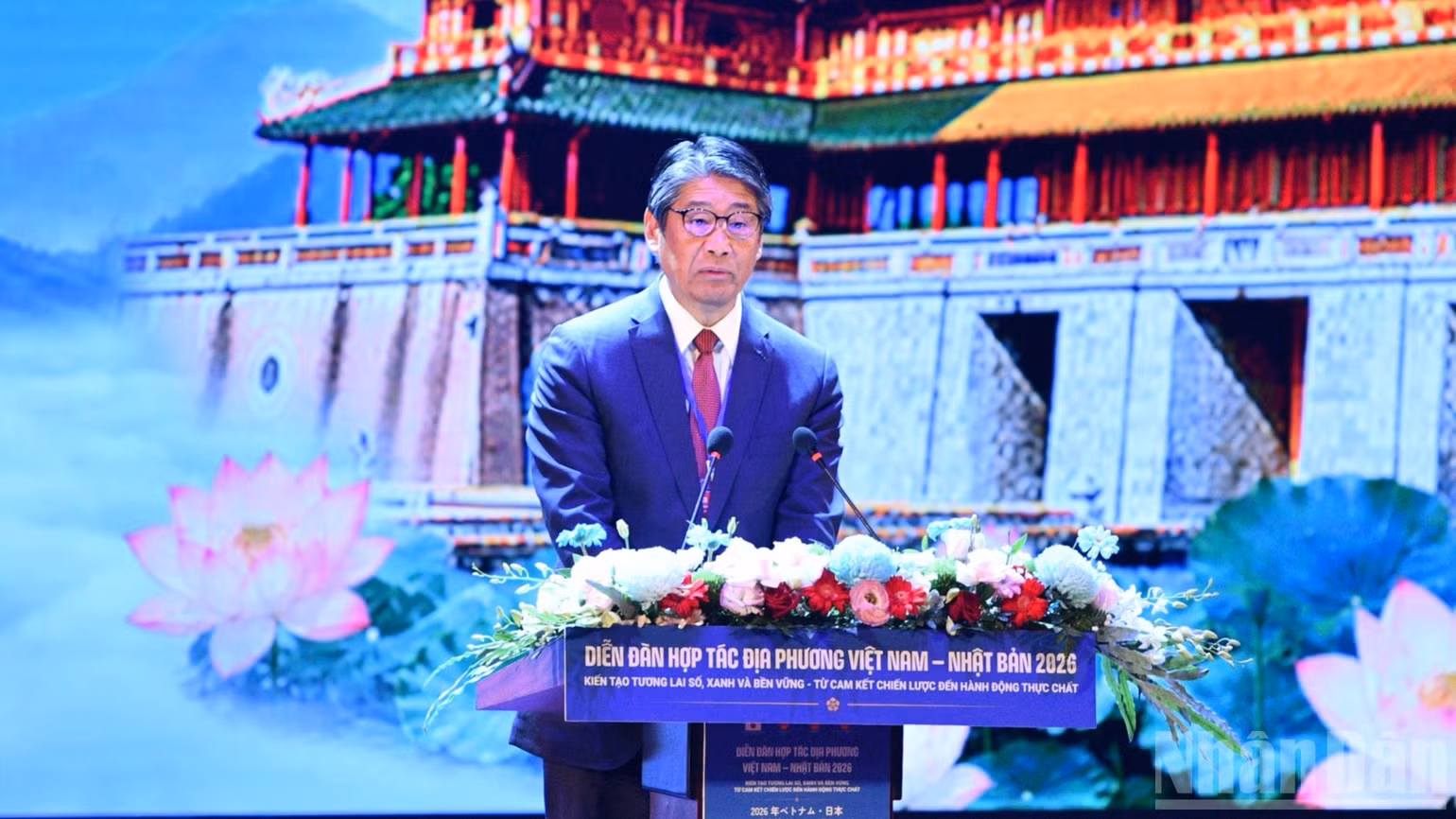 Đại sứ Nhật Bản tại Việt Nam Ito Naoki đọc Thông điệp của Thủ tướng Nhật Bản Takaichi Sanae gửi Diễn đàn. (Ảnh: THANH GIANG)