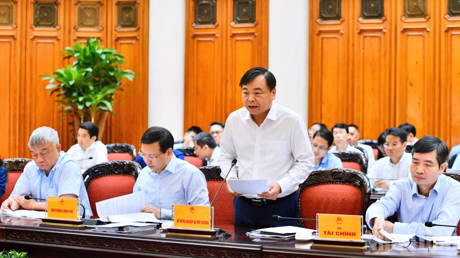 Lãnh đạo Bộ Nông nghiệp và Môi trường báo cáo tại phiên họp. (Ảnh: Thanh Giang)