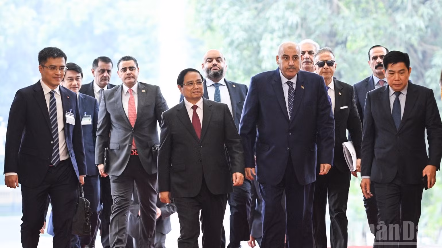 Thủ tướng Chính phủ Phạm Minh Chính nồng nhiệt chào đón Chủ tịch Hạ viện Jordan Mazen Turki El Qadi tại sảnh Trụ sở Chính phủ. (Ảnh: Trần Hải)