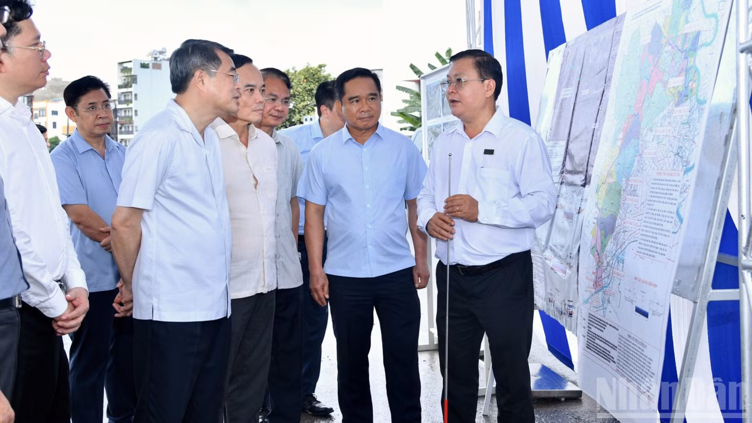 Thủ tướng Lê Minh Hưng nghe giới thiệu về dự án tại khu vực kênh Tham Lương. (Ảnh: THANH GIANG)