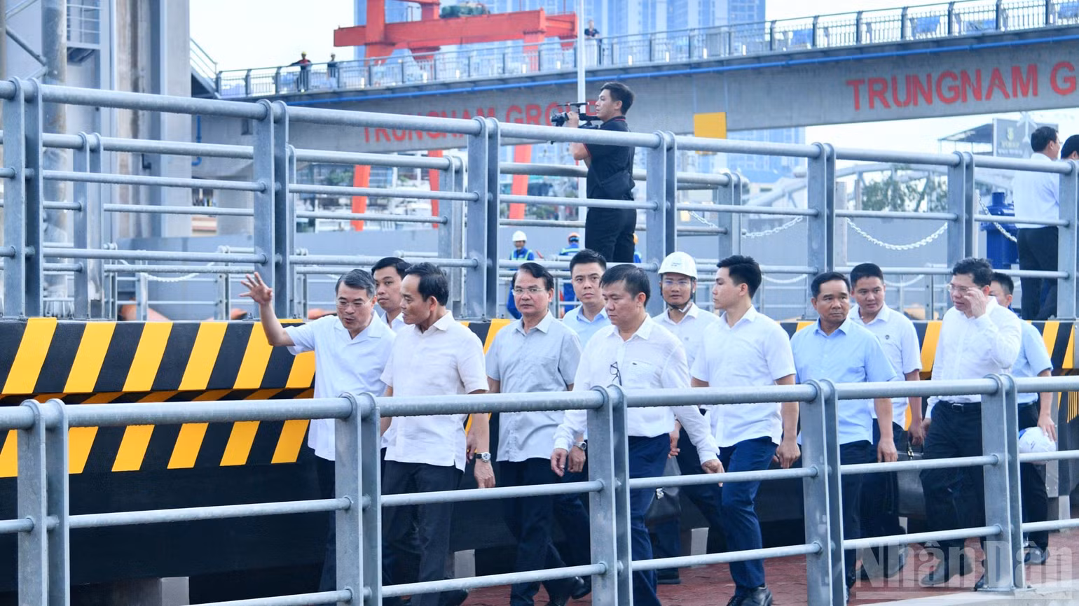 Thủ tướng Lê Minh Hưng đi thị sát, kiểm tra các hạng mục của công trình cống Tân Thuận. (Ảnh: THANH GIANG)