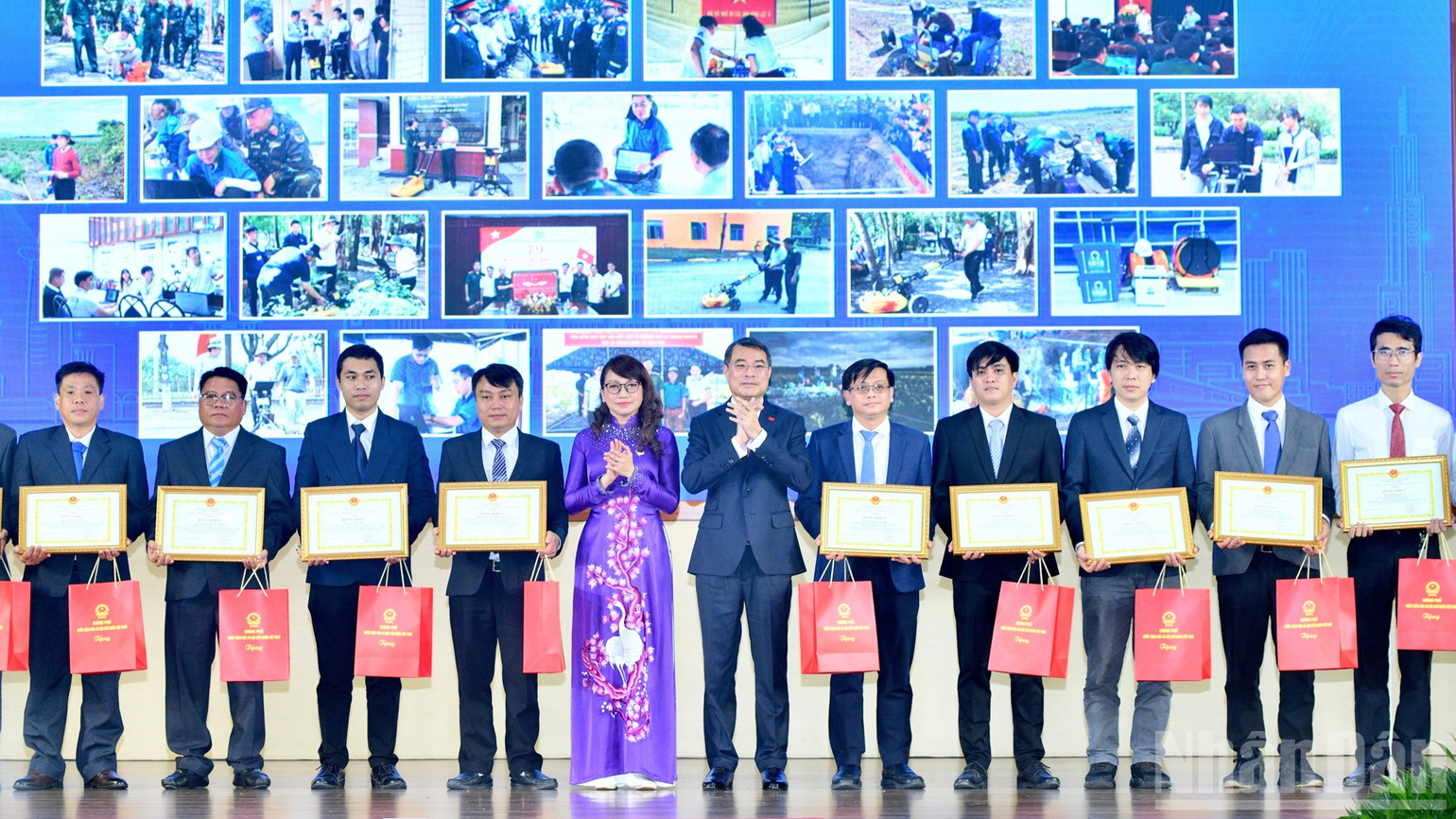 Thủ tướng Lê Minh Hưng trao phần thưởng tặng các cá nhân có thành tích xuất sắc tham gia “Chiến dịch 500 ngày đêm đẩy mạnh thực hiện tìm kiếm, quy tập và xác định danh tính hài cốt liệt sĩ”. (Ảnh: THANH GIANG)