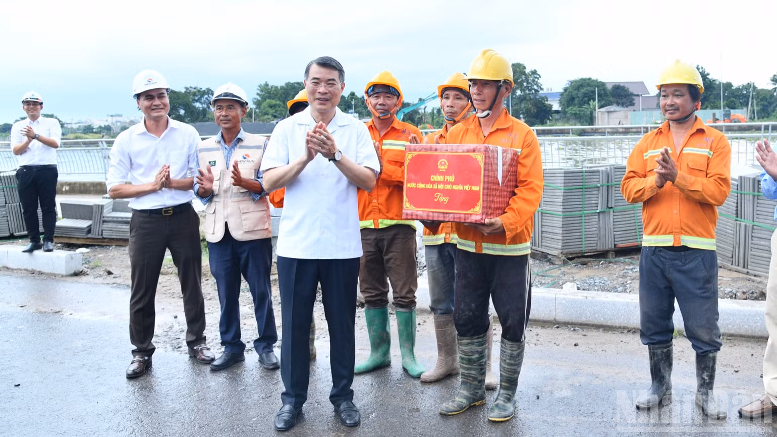 Thủ tướng Chính phủ Lê Minh Hưng tặng quà động viên các đơn vị đang thi công bờ kè kênh Tham Lương trên địa bàn phường An Nhơn, Thành phố Hồ Chí Minh. (Ảnh: THANH GIANG)
