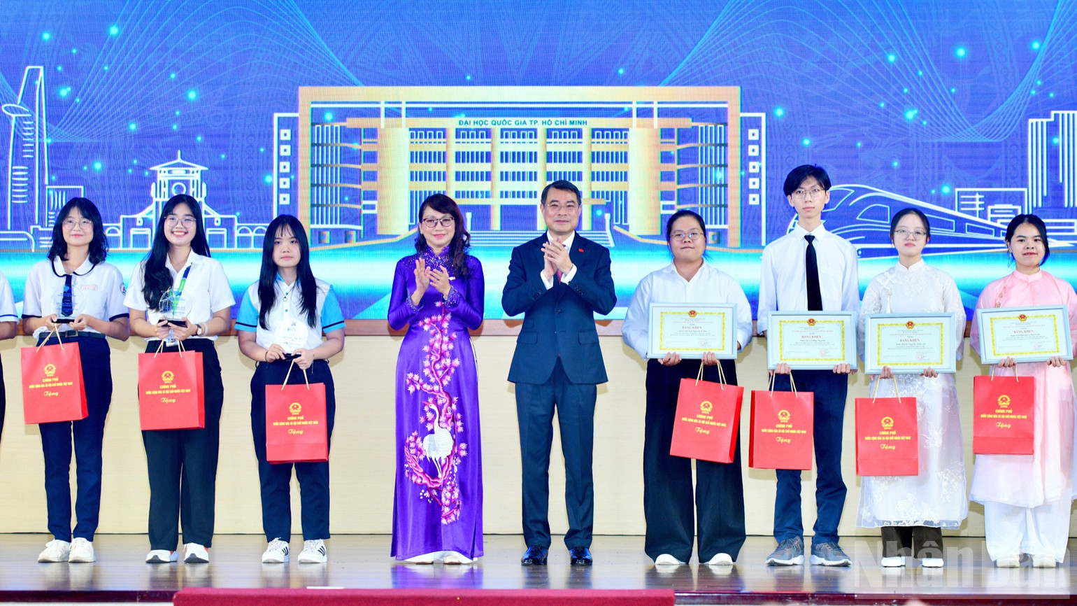 Thủ tướng Lê Minh Hưng trao phần thưởng tặng các sinh viên thủ khoa tốt nghiệp đại học năm học 2025-2026; các học sinh, sinh viên thủ khoa tuyển sinh khóa 2026. (Ảnh: THANH GIANG)