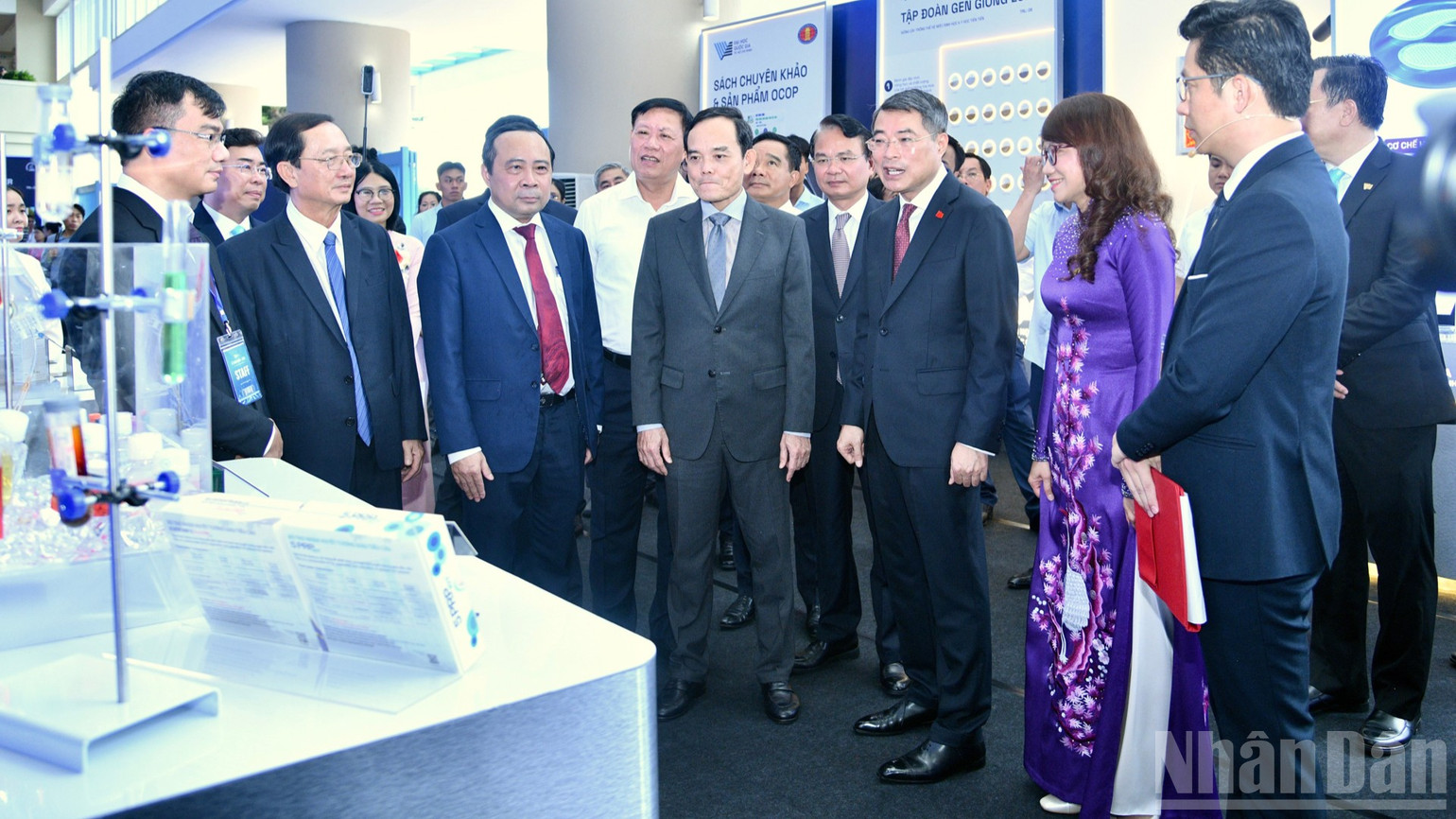 Thủ tướng Lê Minh Hưng tham quan các sản phẩm khoa học công nghệ, đổi mới sáng tạo của Đại học Quốc gia Thành phố Hồ Chí Minh. (Ảnh: THANH GIANG)