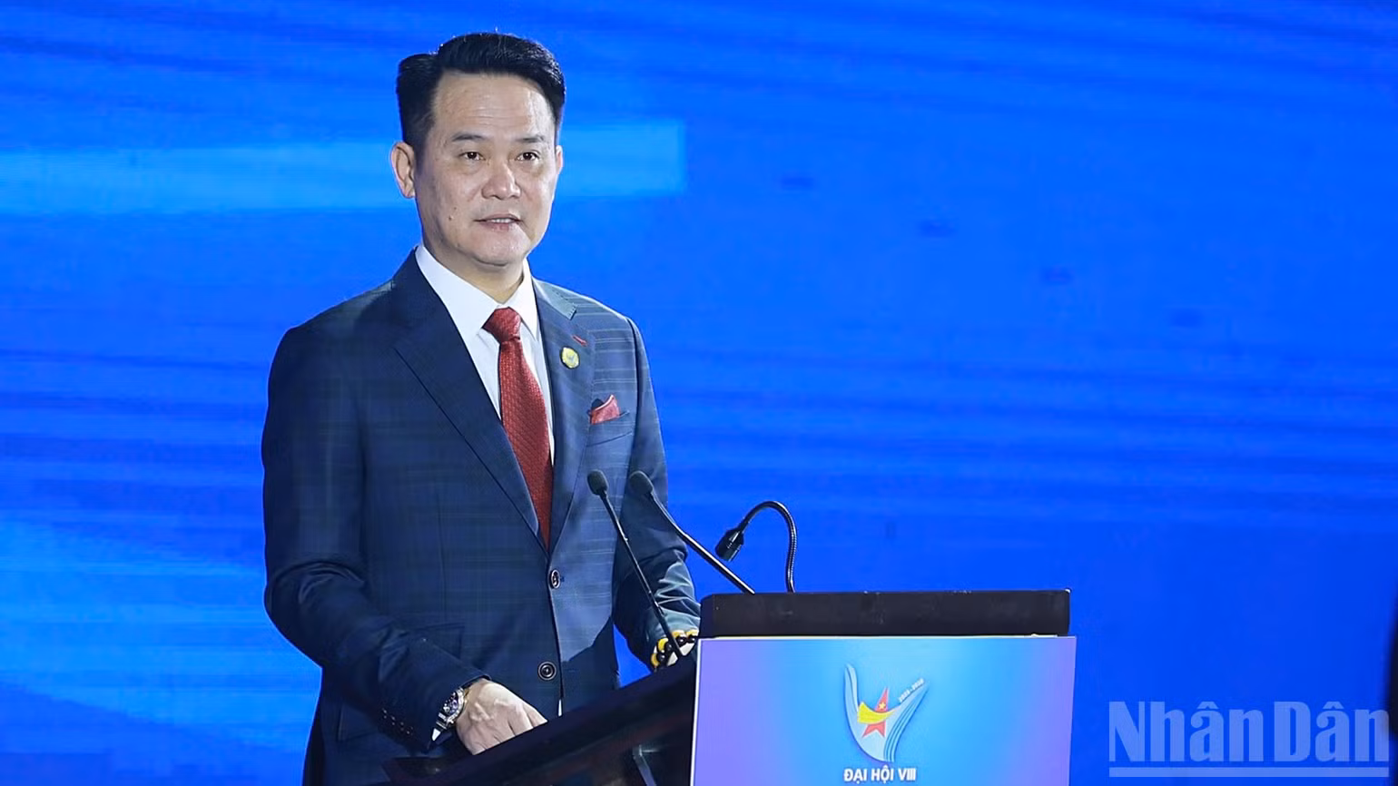Chủ tịch Hội Doanh nhân trẻ Việt Nam Đặng Hồng Anh phát biểu ý kiến tại Đại hội. (Ảnh: Trần Hải)
