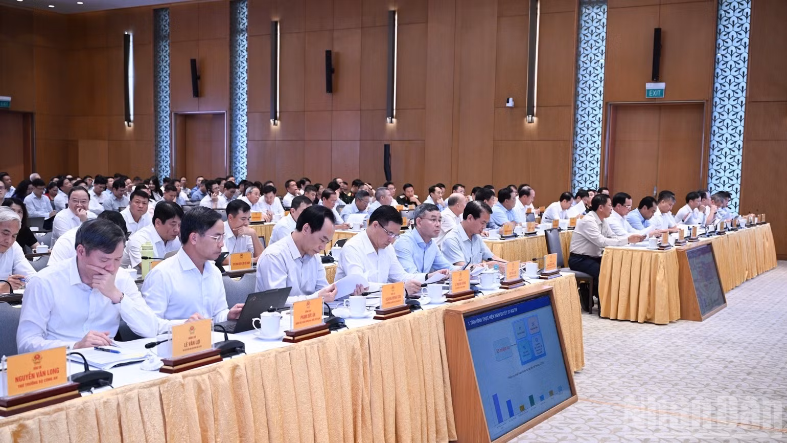 Các đồng chí lãnh đạo, đại biểu tham dự phiên họp. (Ảnh: TRẦN HẢI)