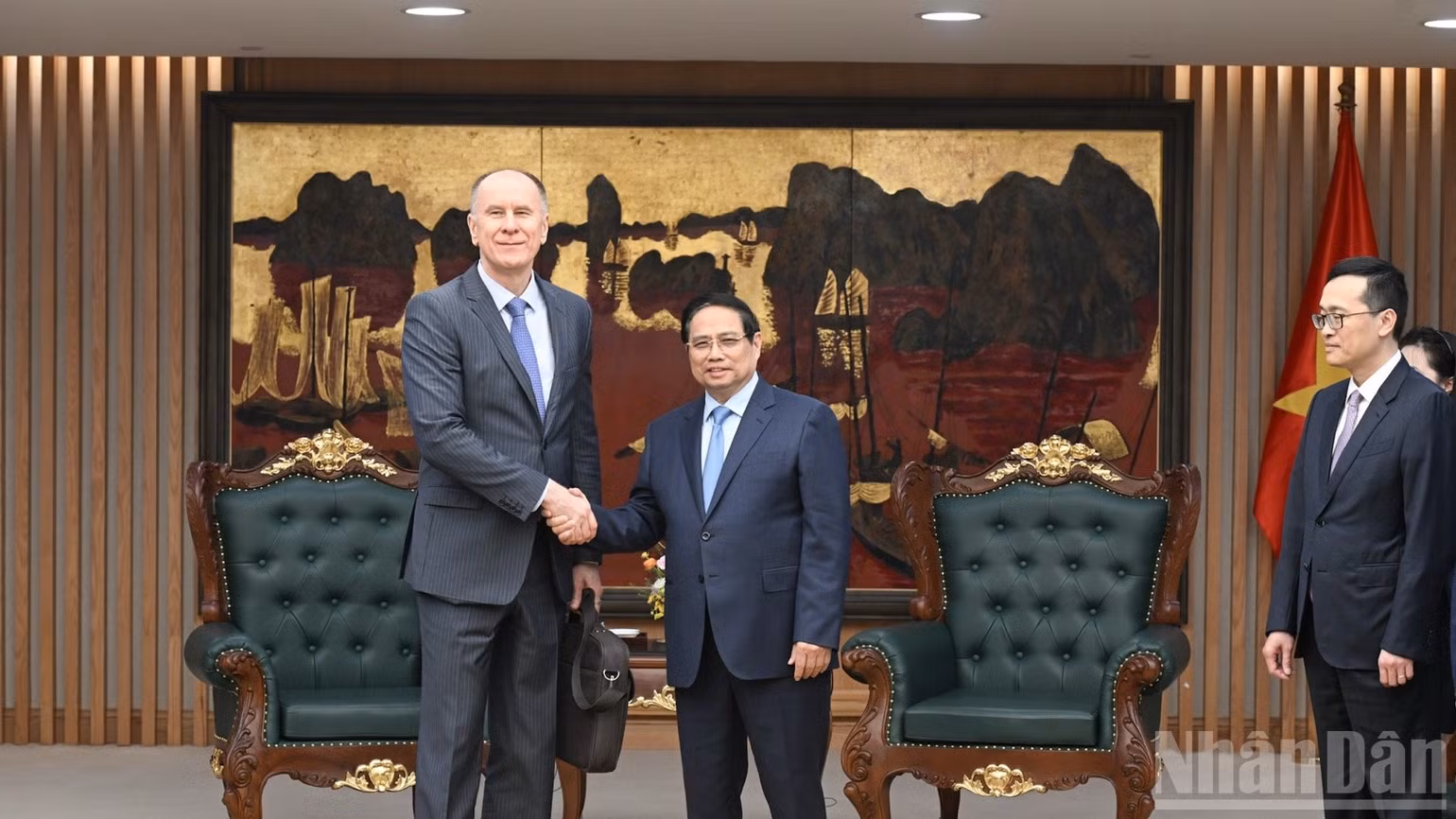 Thủ tướng Chính phủ Phạm Minh Chính và ông Martin Sommer, Trưởng đoàn Điều IV của IMF. (Ảnh: TRẦN HẢI)