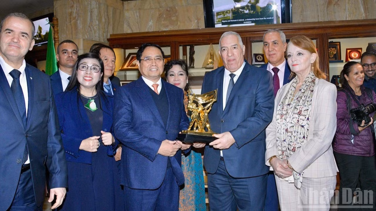 Thủ tướng Phạm Minh Chính tặng quà lưu niệm cho Bảo tàng Cựu chiến binh quốc gia. (Ảnh: THANH GIANG)