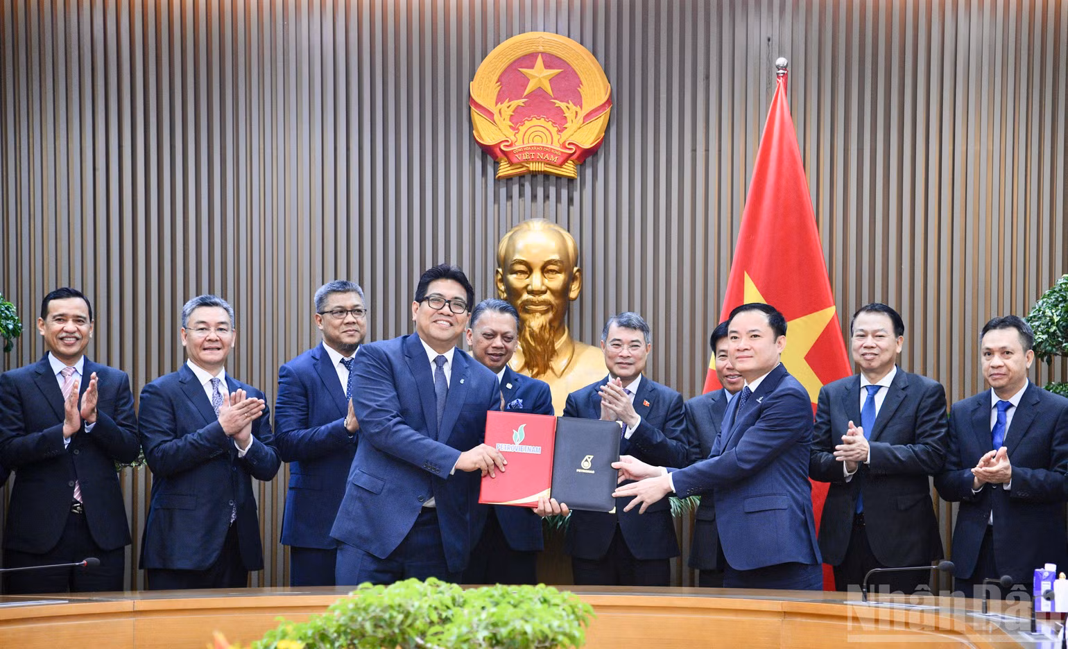 Thủ tướng Chính phủ Lê Minh Hưng chứng kiến lãnh đạo Tập đoàn Petrovietnam và PETRONAS trao Thỏa thuận Liên minh Chiến lược. (Ảnh: THANH GIANG)