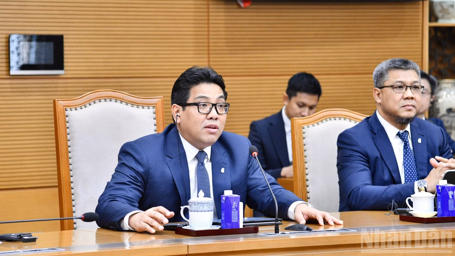 Ông Tengku Muhammad Taufik, Chủ tịch kiêm Tổng Giám đốc Tập đoàn Dầu khí quốc gia Malaysia (PETRONAS) phát biểu ý kiến tại buổi tiếp. (Ảnh: THANH GIANG)