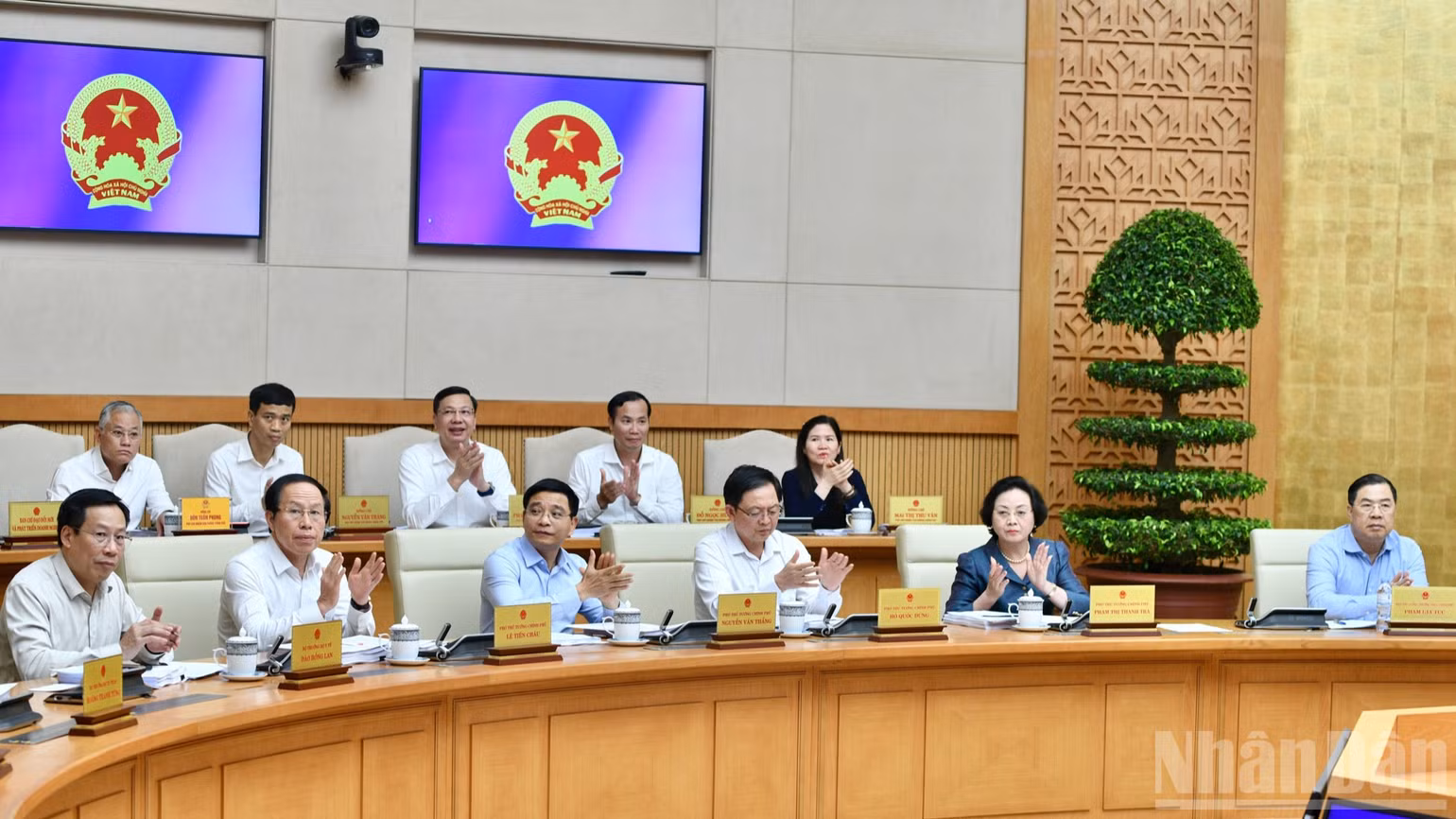 Các Phó Thủ tướng Chính phủ, các đại biểu tham dự Phiên họp Chính phủ thường kỳ tháng 4. (Ảnh: Thanh Giang)