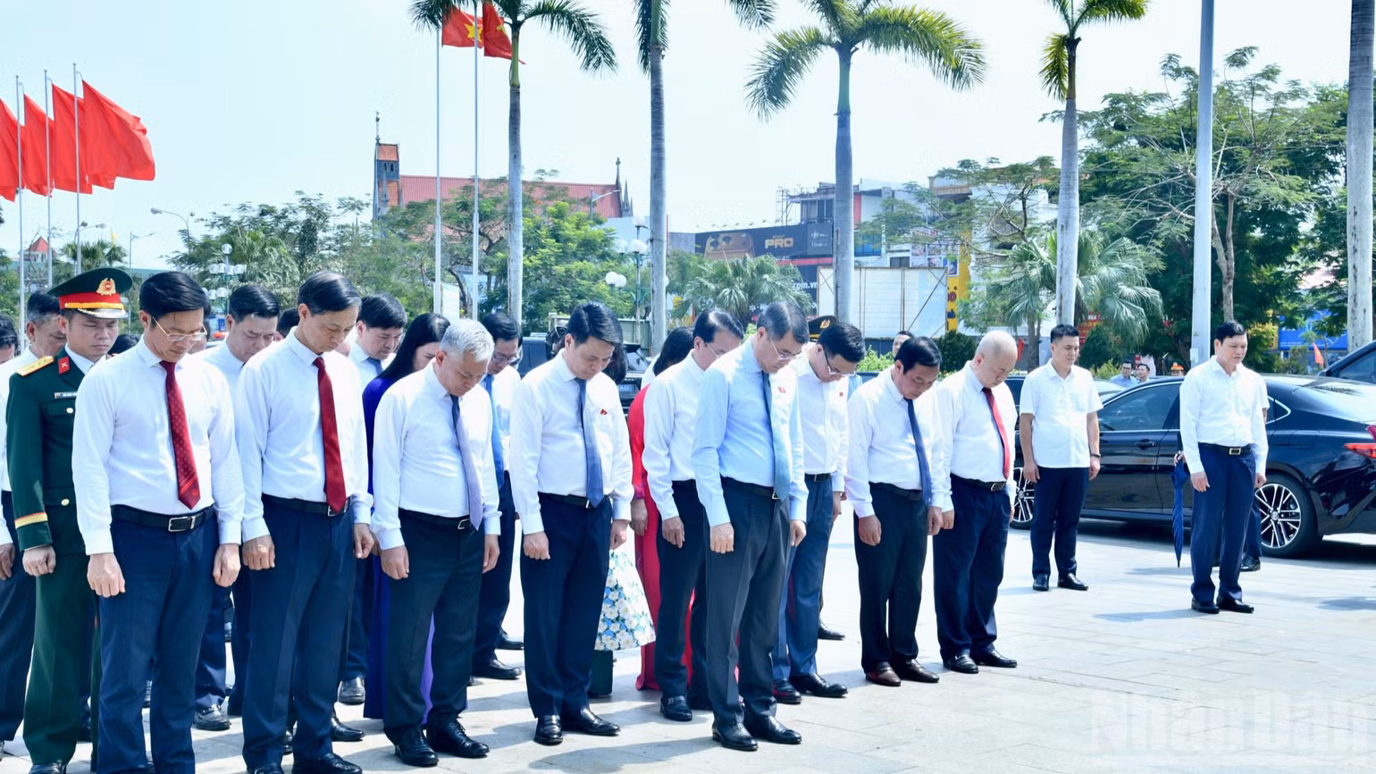 Thủ tướng Chính phủ Lê Minh Hưng cùng Đoàn công tác dành một phút mặc niệm tưởng nhớ đồng chí Nguyễn Đức Cảnh - Lãnh tụ lỗi lạc của phong trào cộng sản. (Ảnh THANH GIANG)