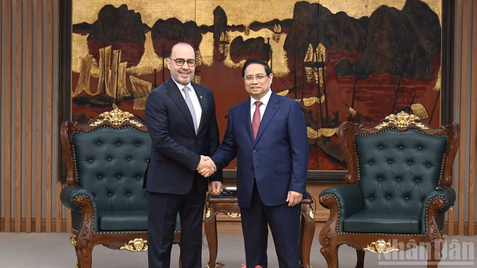 Thủ tướng Phạm Minh Chính và Đại sứ Nhà nước Qatar tại Việt Nam Khalid Ali Abdullah Abel. (Ảnh: TRẦN HẢI)