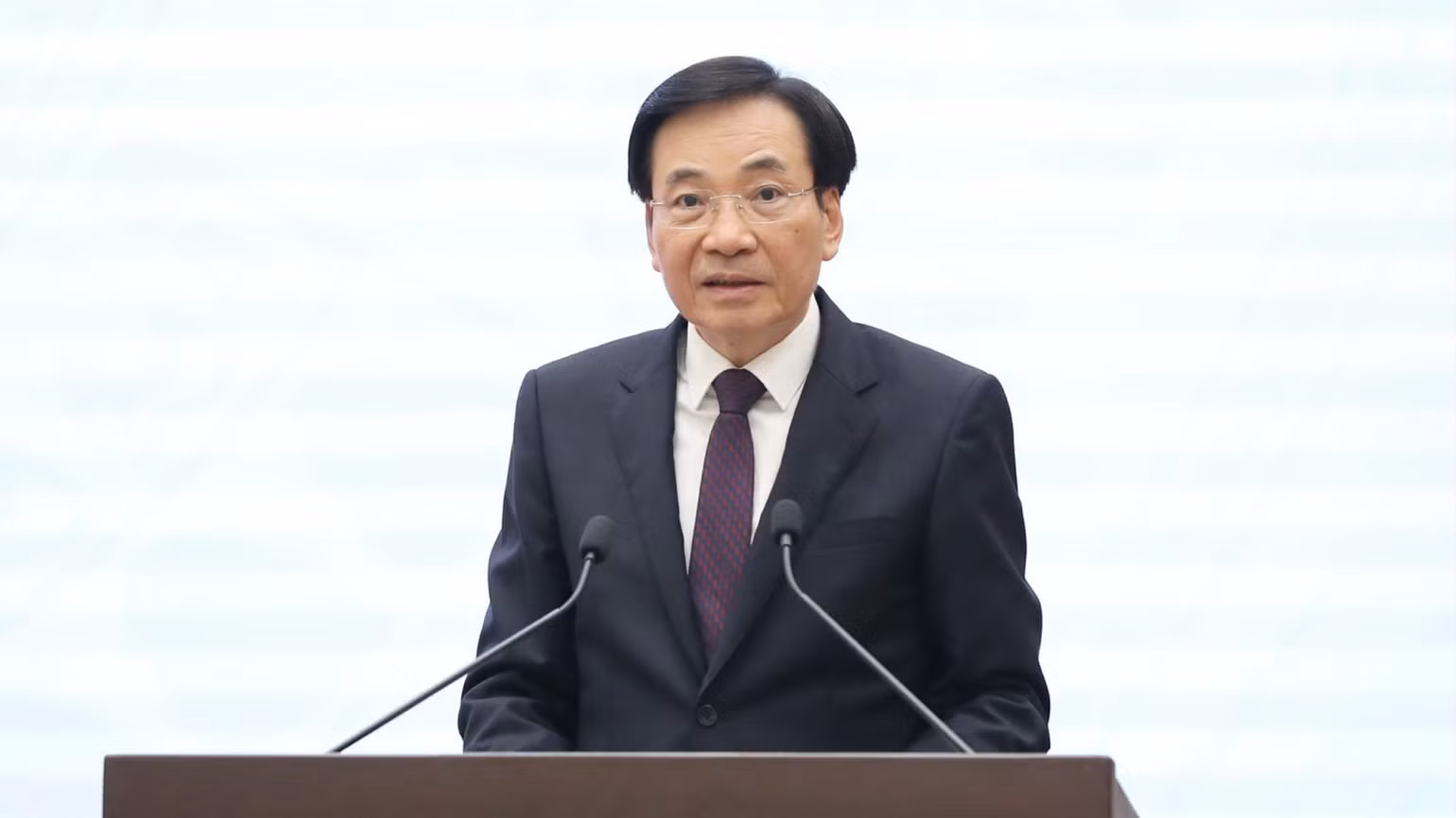Bộ trưởng, Chủ nhiệm Văn phòng Chính phủ Trần Văn Sơn phát biểu ý kiến tại họp báo. (Ảnh: VGP)