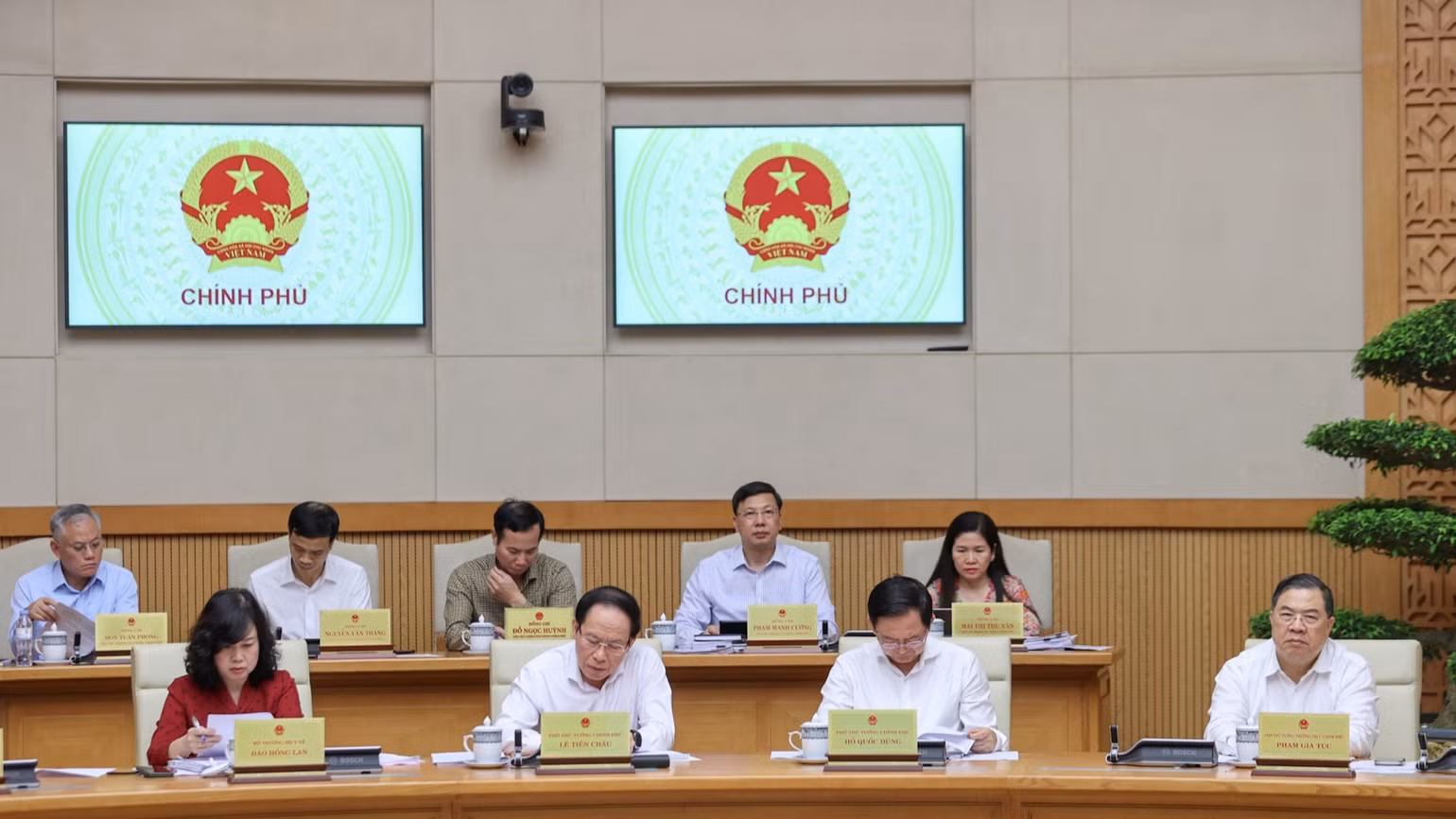 Các Phó Thủ tướng Chính phủ, lãnh đạo các bộ, ngành tham dự phiên họp. (Ảnh: VGP/Nhật Bắc)